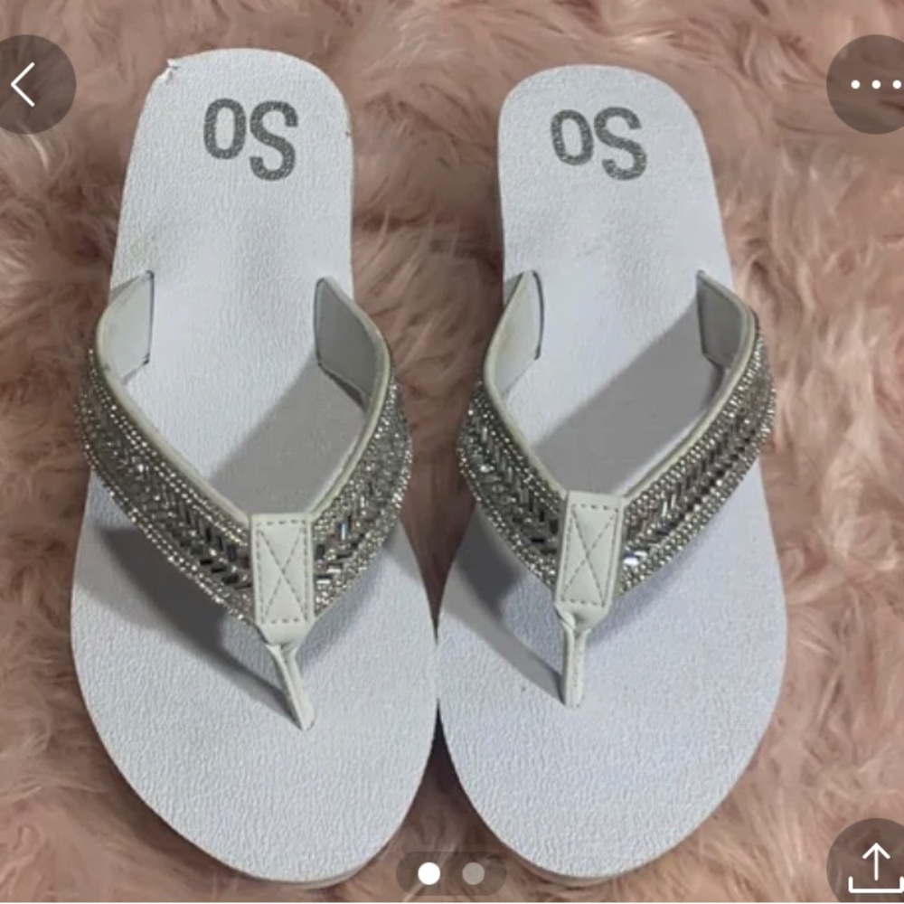 Ver cute white flip flops